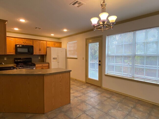 Building Photo - 4 Bedroom With Downstairs Master Bed