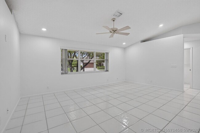 Building Photo - 924 Spoonbill Cir