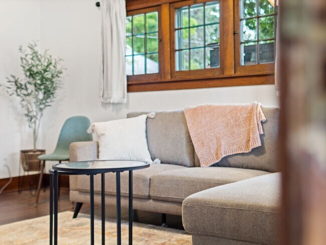 Building Photo - Charming Furnished 2BR Bungalow in Rockwood