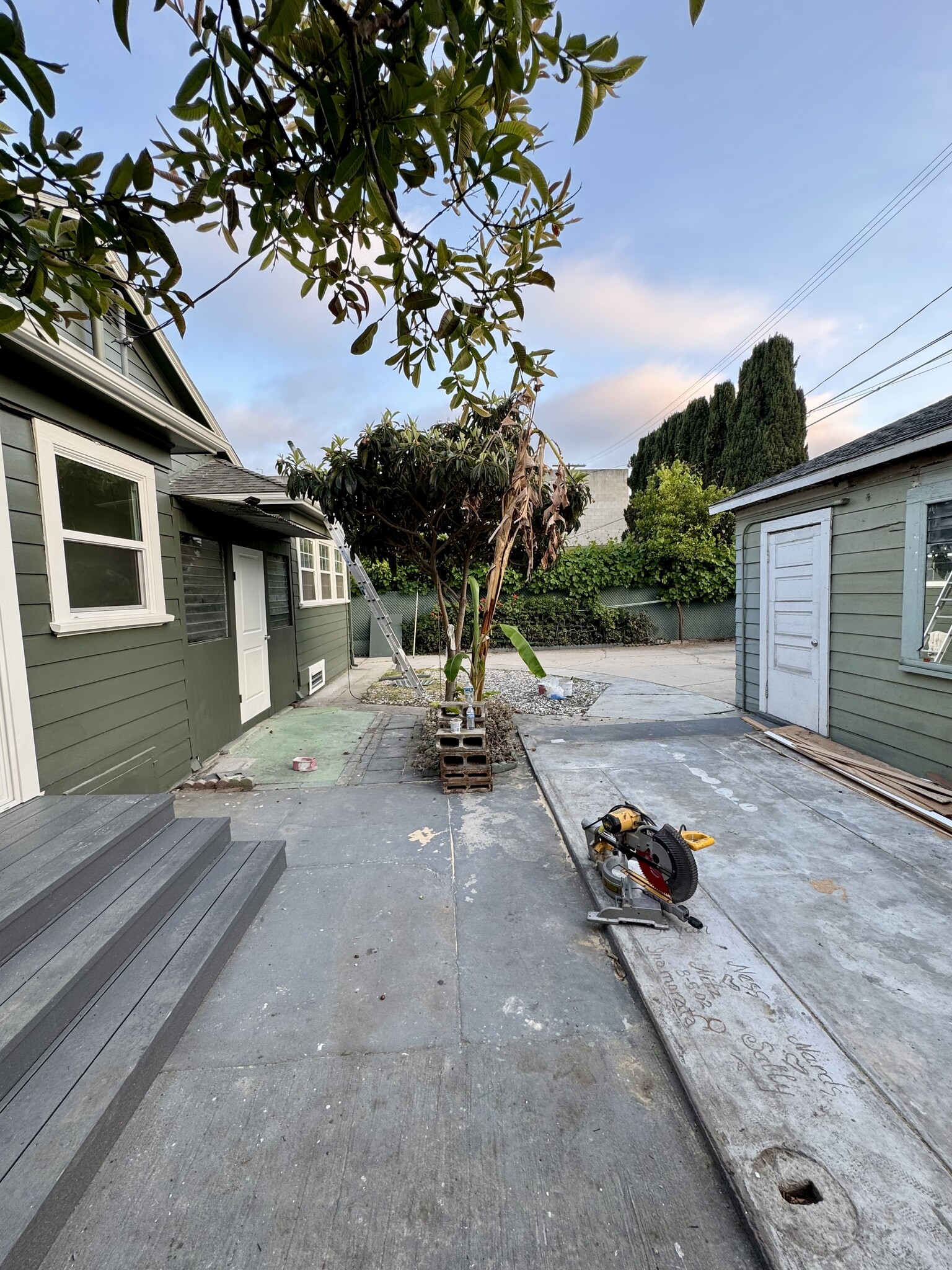 Building Photo - 1121 N Heliotrope Dr