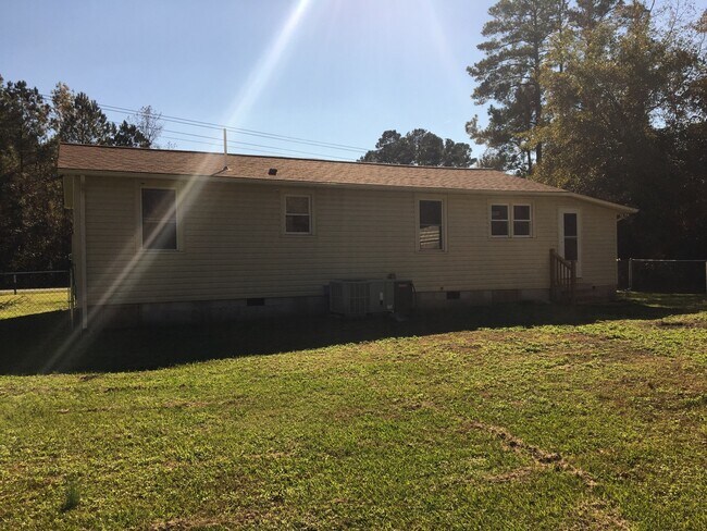 Building Photo - 2 Bedroom 1 Bath Located of Fire Tower Road