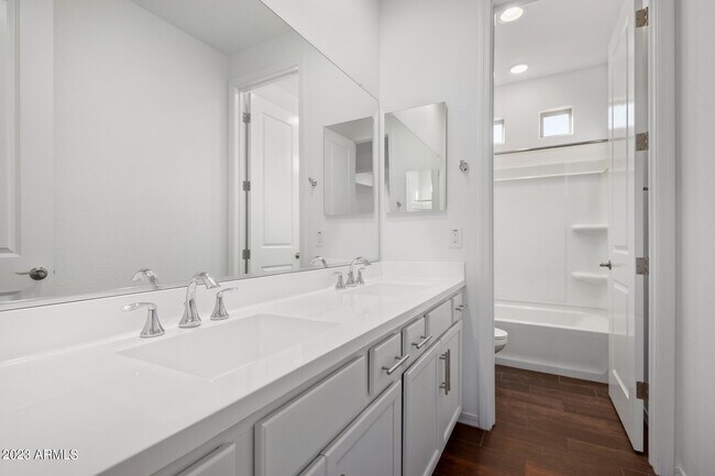 Building Photo - 14038 W Desert Hollow Dr