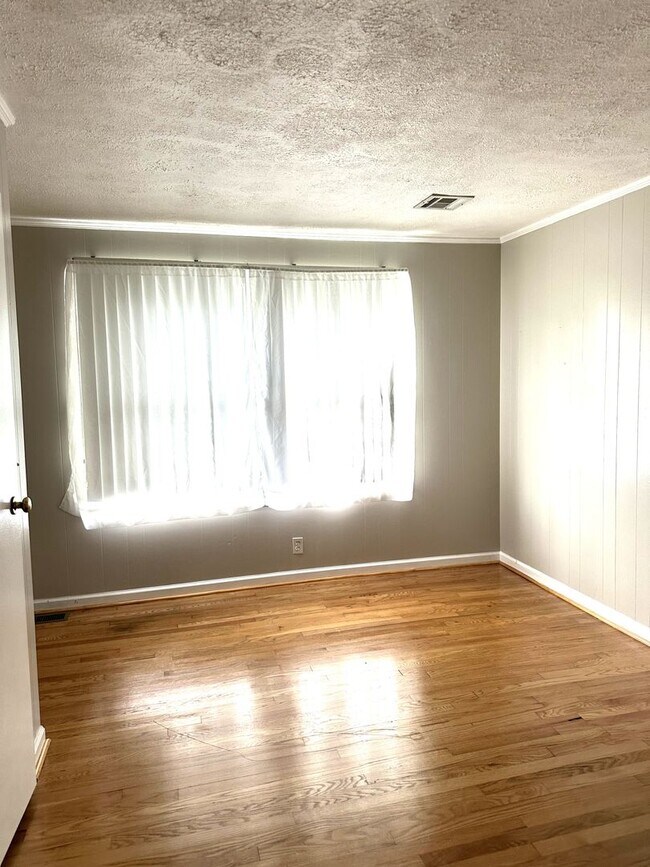 Building Photo - IMMACULATE ONE LEVEL HOME AVAILABLE IN SUR...
