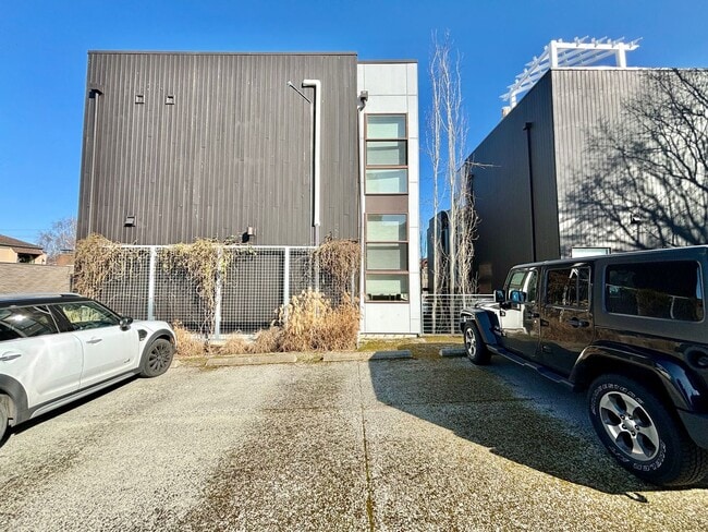 Building Photo - bright and cozy 2b2b townhouse