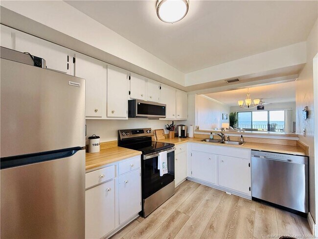 Building Photo - 7410 S Ocean Dr