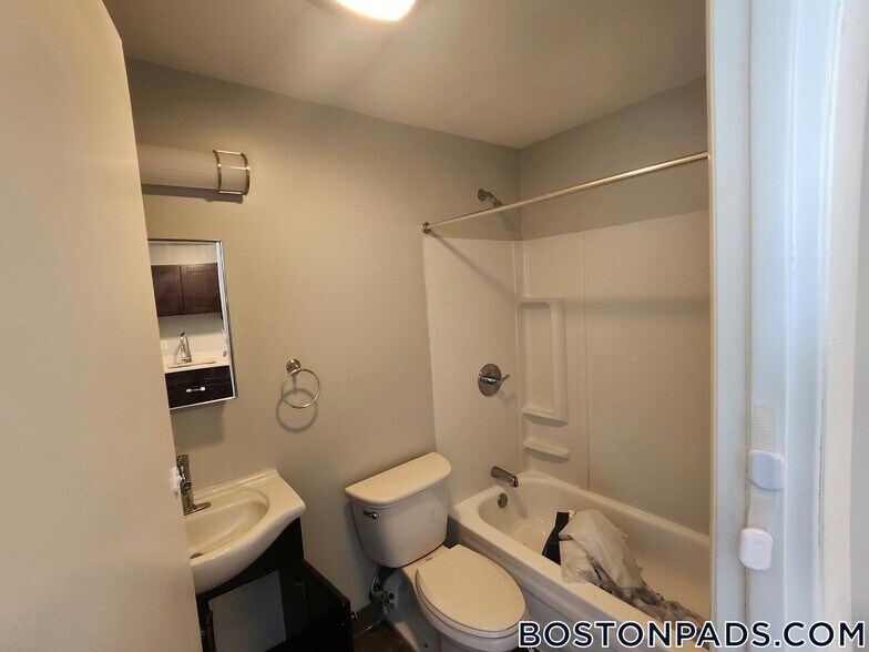 Building Photo - 507 Main St