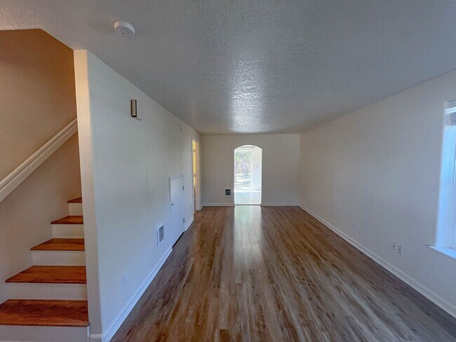 Building Photo - Charming SE Portland Home in a Central, Accessible Location