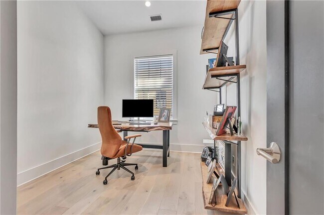 Building Photo - 580 Heatherden Ave