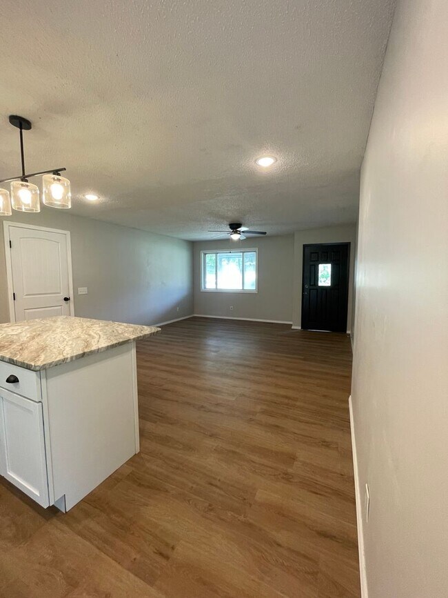 Building Photo - Great Location 3 bedroom 1 bath 1car garage