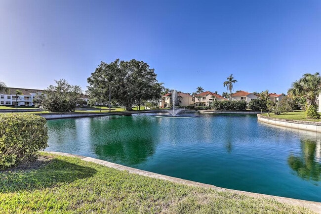 Building Photo - 6141 Bahia Del Mar Blvd S