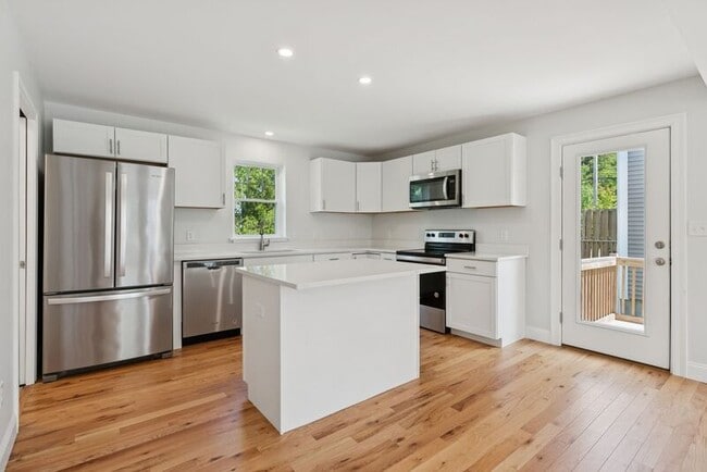 Building Photo - 3 Thomas Dr