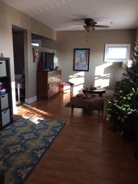 Frontroom - 220 W Maple St