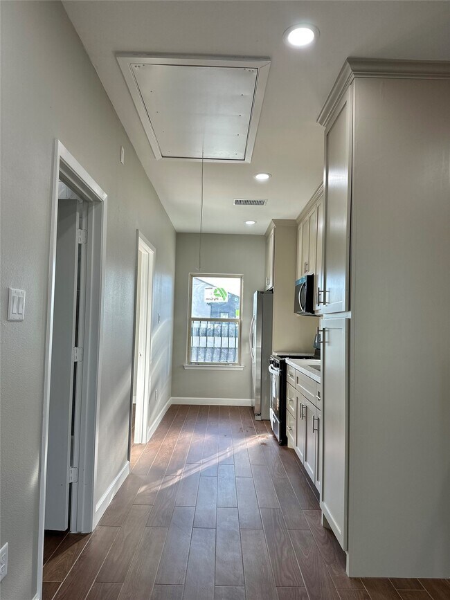 Building Photo - 8321 Coma St