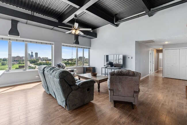 Building Photo - Breathtaking downtown East-facing, penthouse condo - FURNISHED!