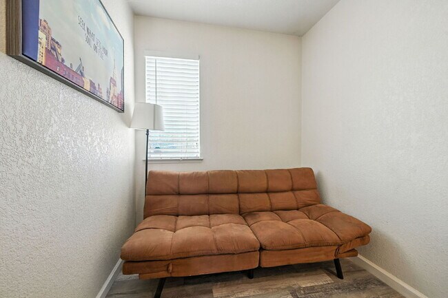 Building Photo - Adorable 2/1.5 with private back yard, ful...