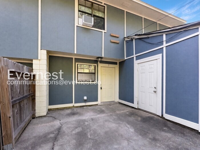Building Photo - 1800 Labette Manor Dr