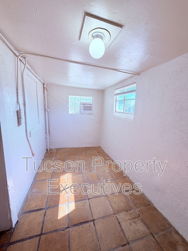 Building Photo - 132 E Jacinto St