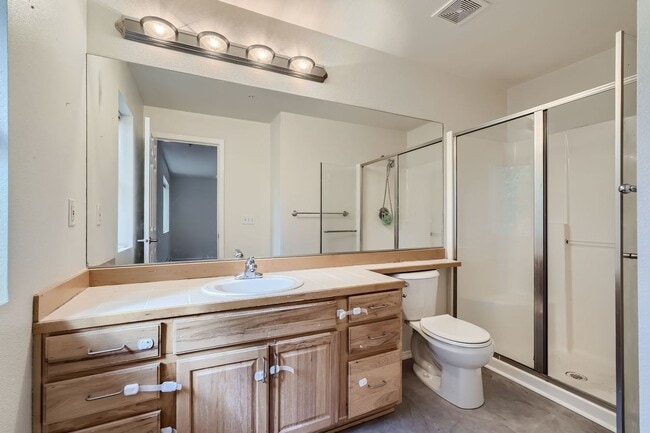 Building Photo - Gorgeous 3 Bed 2.5 Bath Condo @ The Desira...