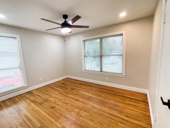 Building Photo - 722 E Strong Pkwy