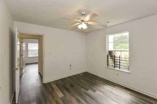 Building Photo - Fantastic 3bd/2ba home! Coming soon!