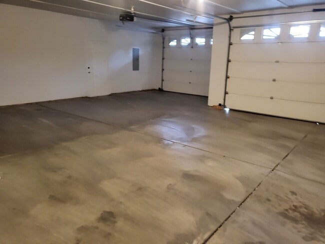 Building Photo - 5 bed 3 bath