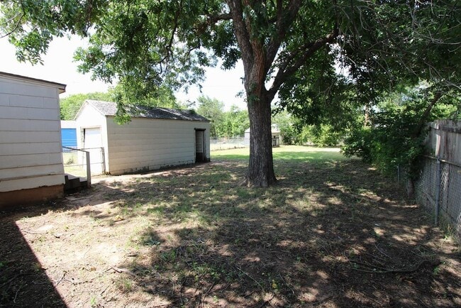 Building Photo - 1640 Hawes Ave