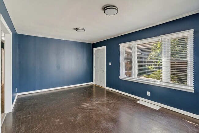 Building Photo - College Duplex