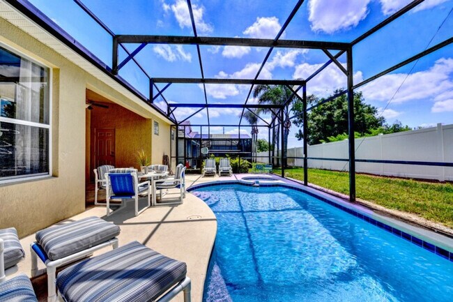 Building Photo - 8022 King Palm Cir