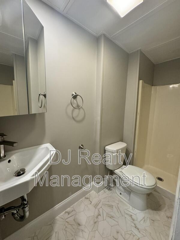 Building Photo - 60 N Margin St