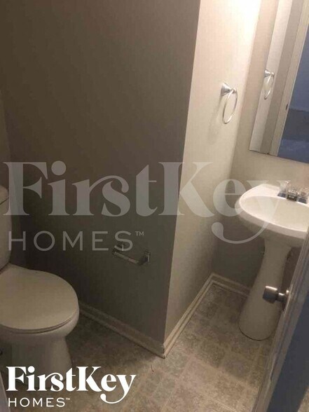 Building Photo - 5702 N Jefferson Dr