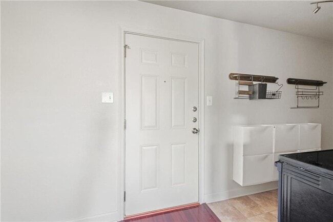 Building Photo - AVAILABLE NOW: 1 BR / 1 BA - Heart of Soco - SS Appliances - Minutes from DT