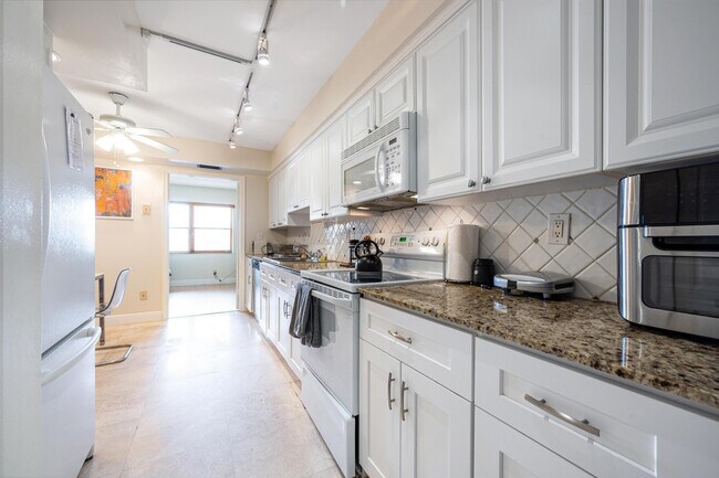 Building Photo - 5100 N Ocean Blvd