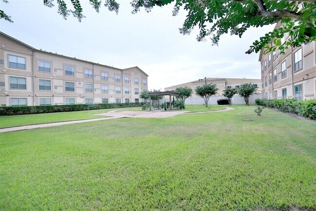 Building Photo - 6611 W Sam Houston Pkwy S