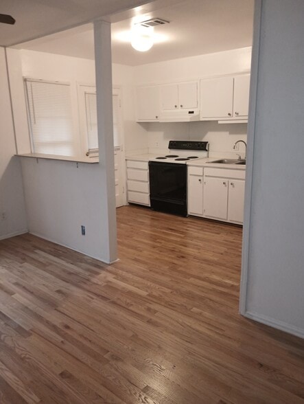 Building Photo - 139 E Hill St