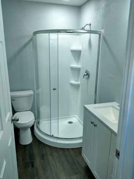 Cozy master bath - 614 Barberry St
