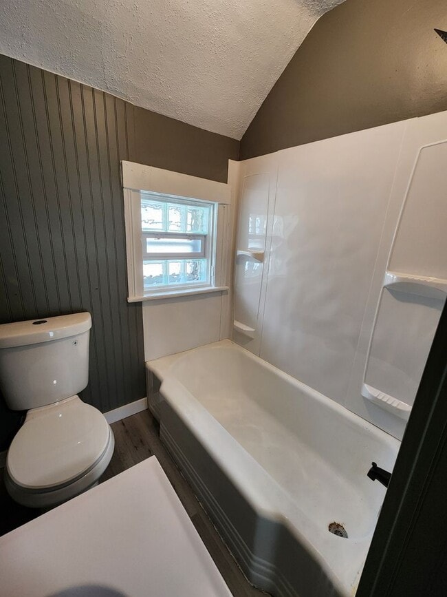 Building Photo - 3 Bedroom/ 1 Bathroom Single Family Home!