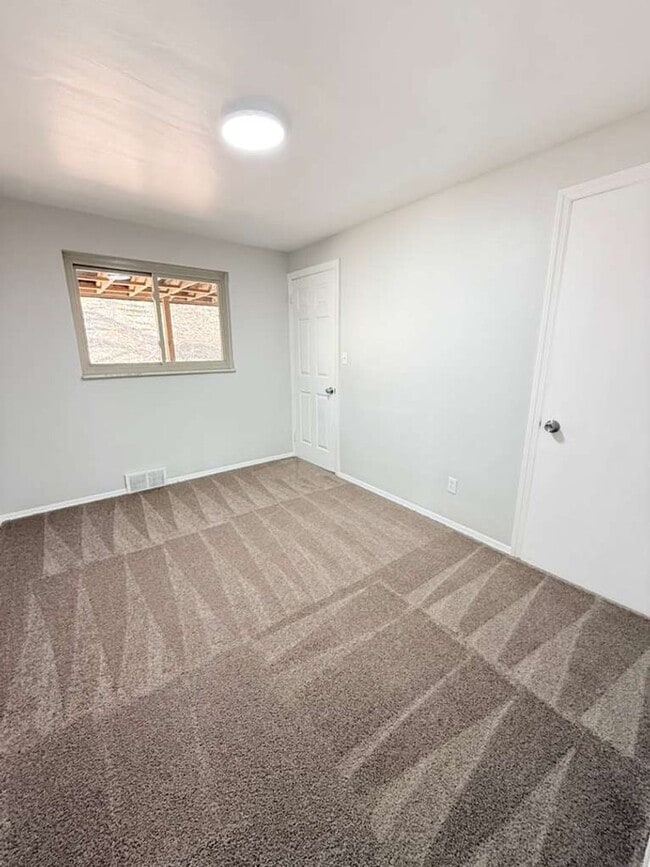 Building Photo - Updated 3BD 2BA Apartment Located in a Great Area!!