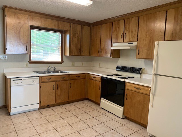 Building Photo - 2306 Pineview Dr