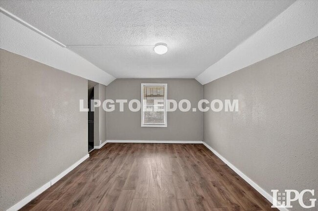 Building Photo - 3905 Peru St