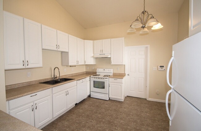 Building Photo - "Charming 3-Bedroom Retreat with 2 Full Ba...