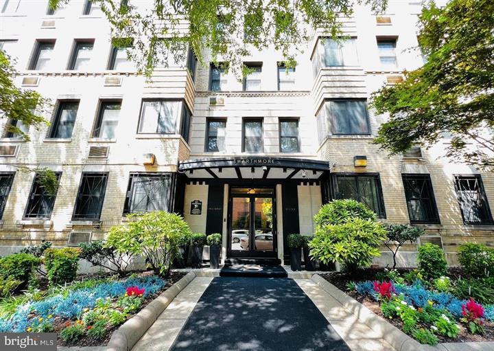Swarthmore Condominium_Front Entrance - 1010 25th St NW