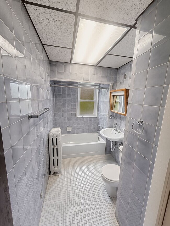 Building Photo - Large 3-bed/1-bath Apartment in the Heart of Rogers Park!