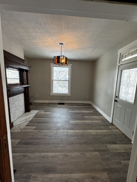 Building Photo - 53 N Oakley Ave