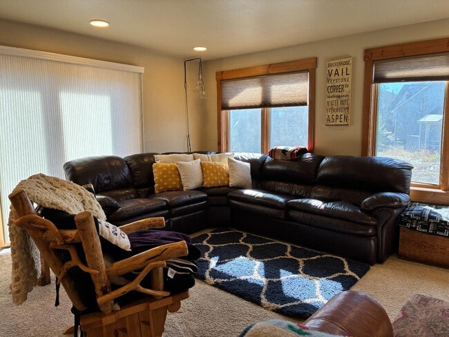 Building Photo - 831 Ermine Ln