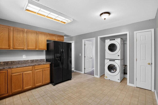 Building Photo - 40077 Big Chestnut Rd