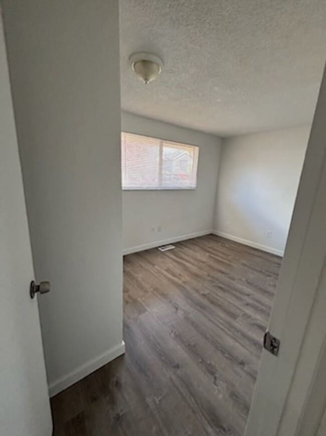 Building Photo - 3 bedroom 1 bath single level duplex