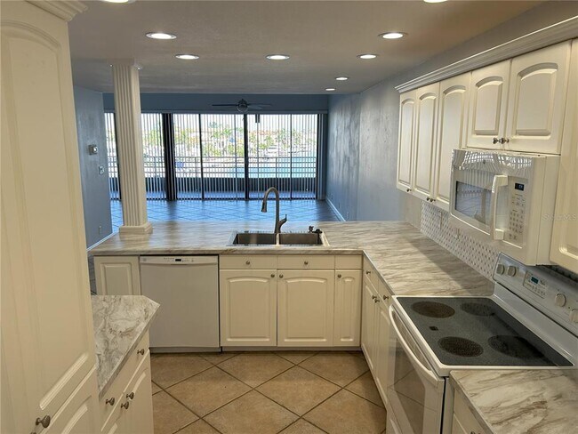 Building Photo - 2775 Kipps Colony Dr S
