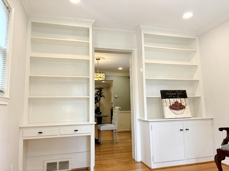 Building Photo - 906 Putney St