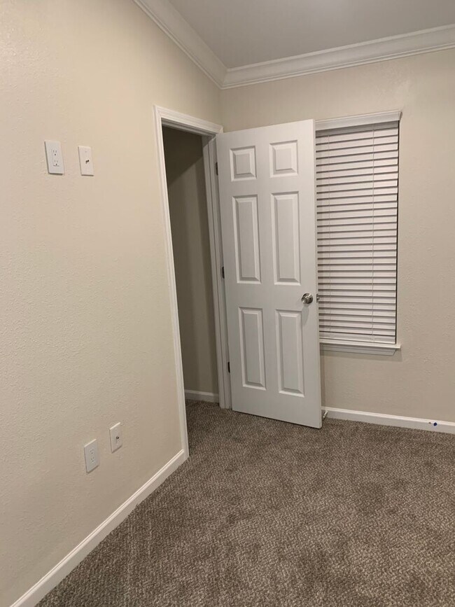 Building Photo - Enjoy this beautifully updated 3 Bed/2.5 Bath Townhome  **Military Discount Available**50% OFF 1s...