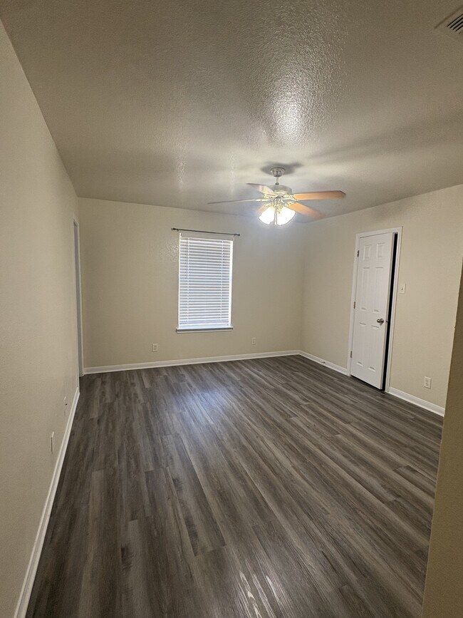 Building Photo - 1313 Cinch Dr